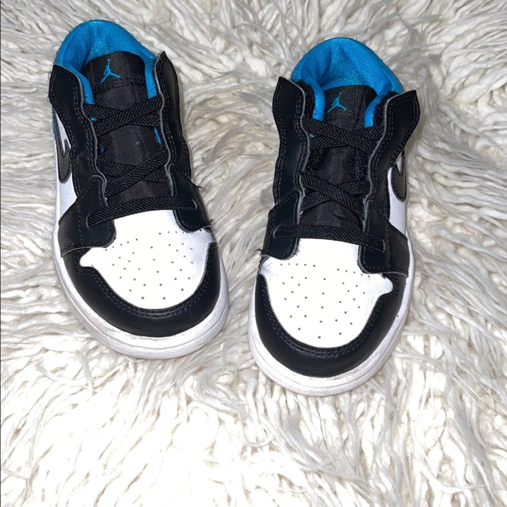 Blue,Black & White Nike sneakers 💙